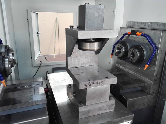 電動(dong)三輪車後橋數控(kong)專用機床細節圖(tu)