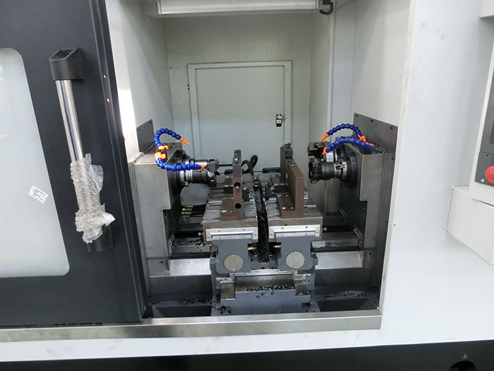 汽(qì)車轉向(xiang)節銑端(duan)面打中(zhōng)心孔工(gong)序